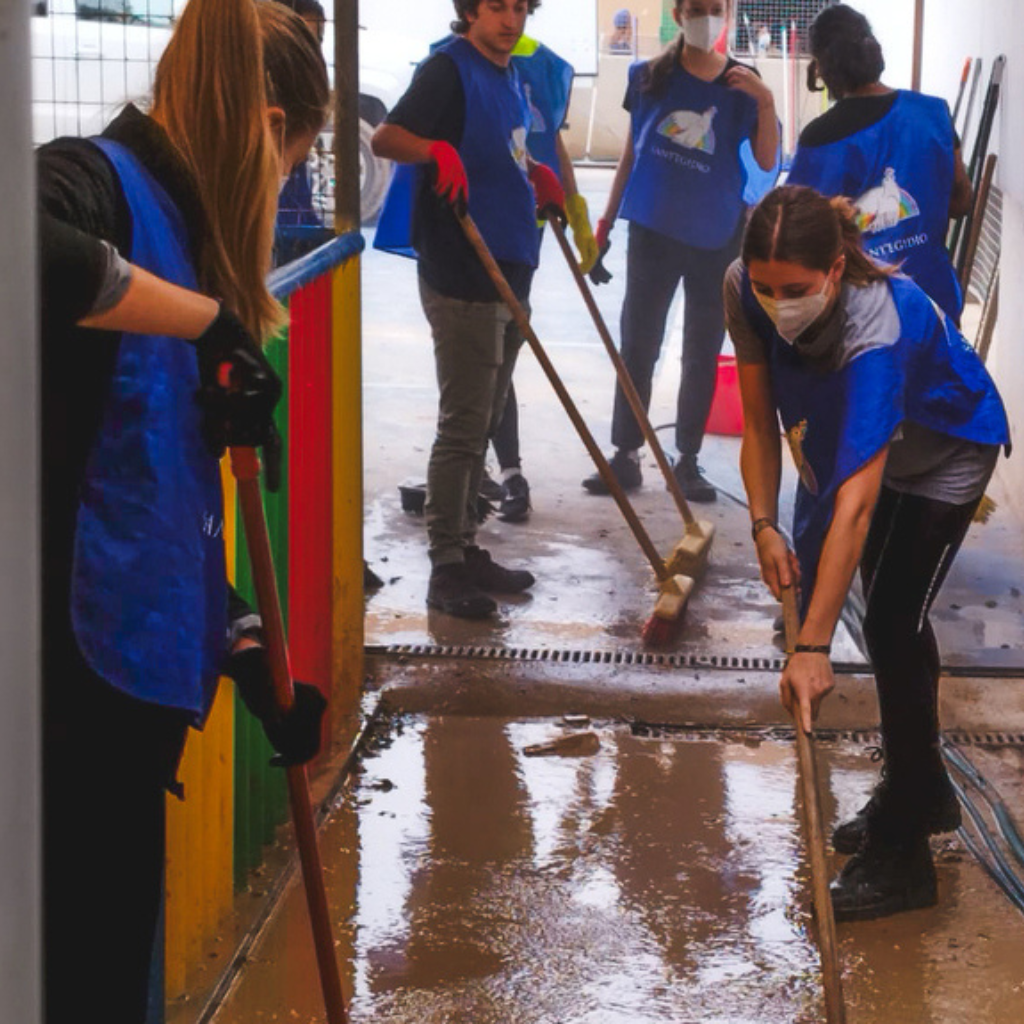 Jóvenes de Sant'Egidio se movilizaron para ayudar a los afectados por la DANA en Valencia
